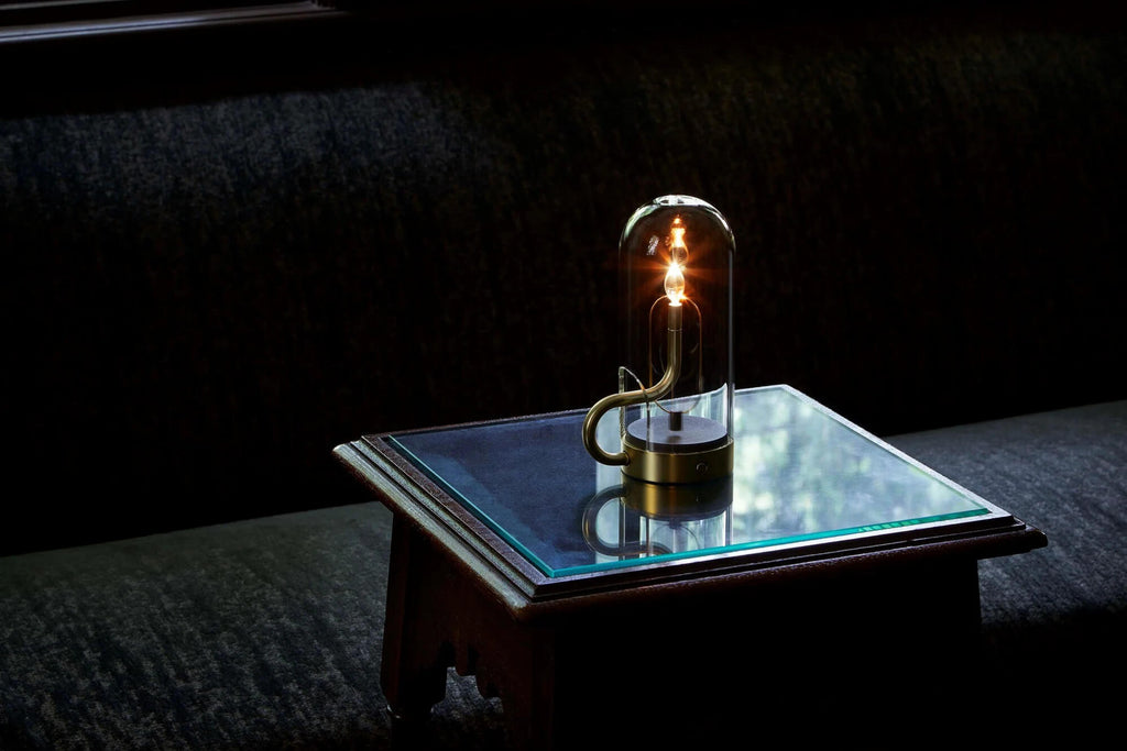 Genopladelig LED-bordlampe formet som en lysestage med berøringsstyring