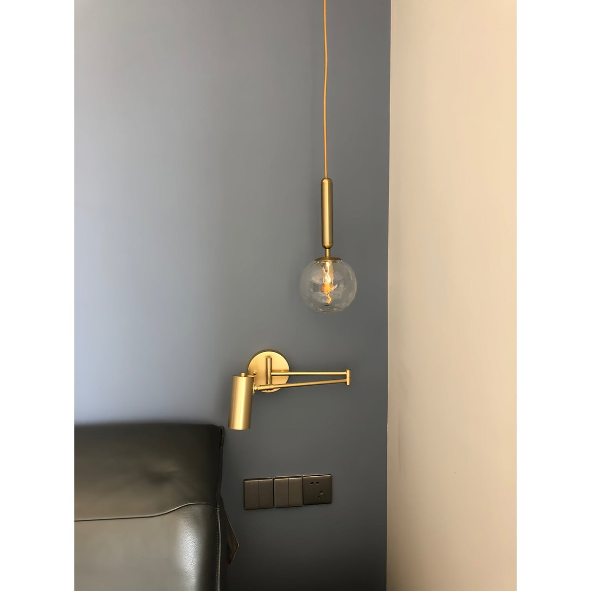 Aplique de pared con brazo oscilante ajustable