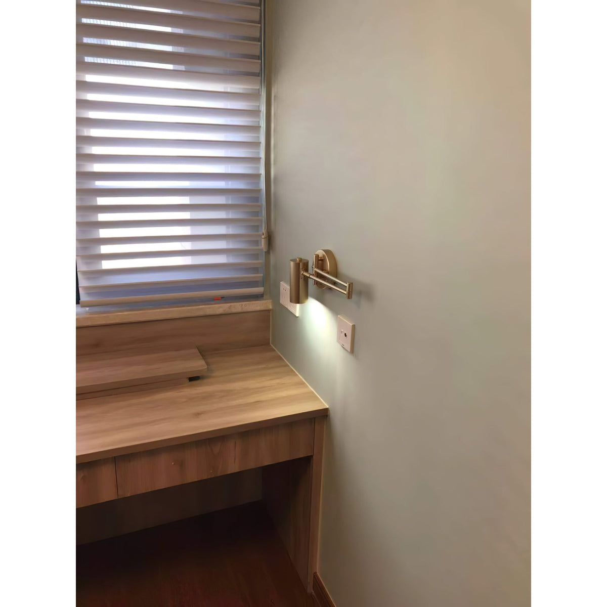 Aplique de pared con brazo oscilante ajustable