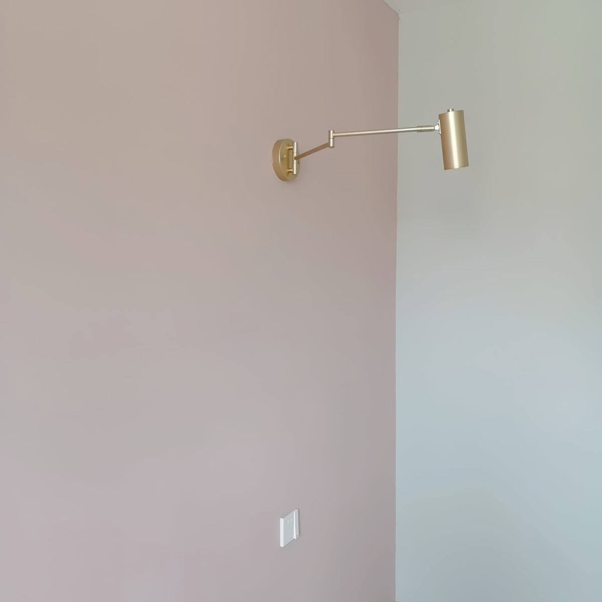 Aplique de pared con brazo oscilante ajustable
