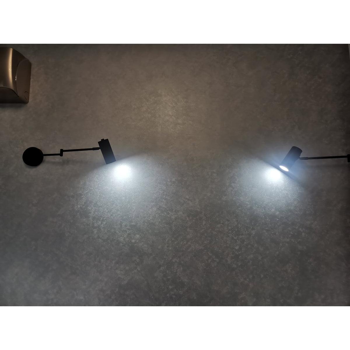 Aplique de pared con brazo oscilante ajustable