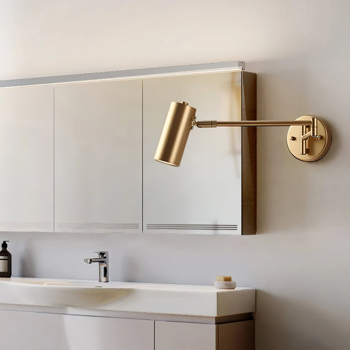 Aplique de pared con brazo oscilante ajustable