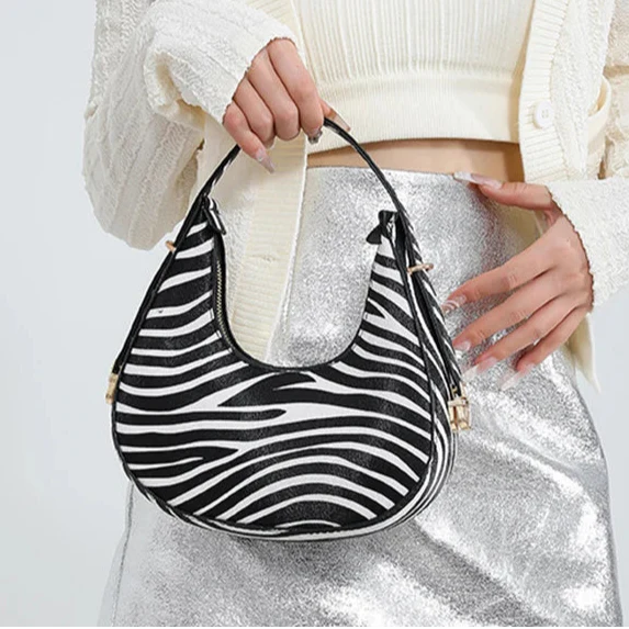 Bolso de hombro Crescent con estampado animal