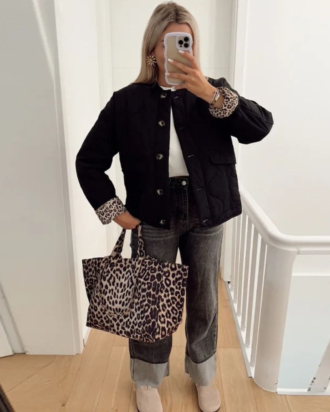 Quiltad damjacka med leopardmönstrade ärmslut och knappknäppning framtill