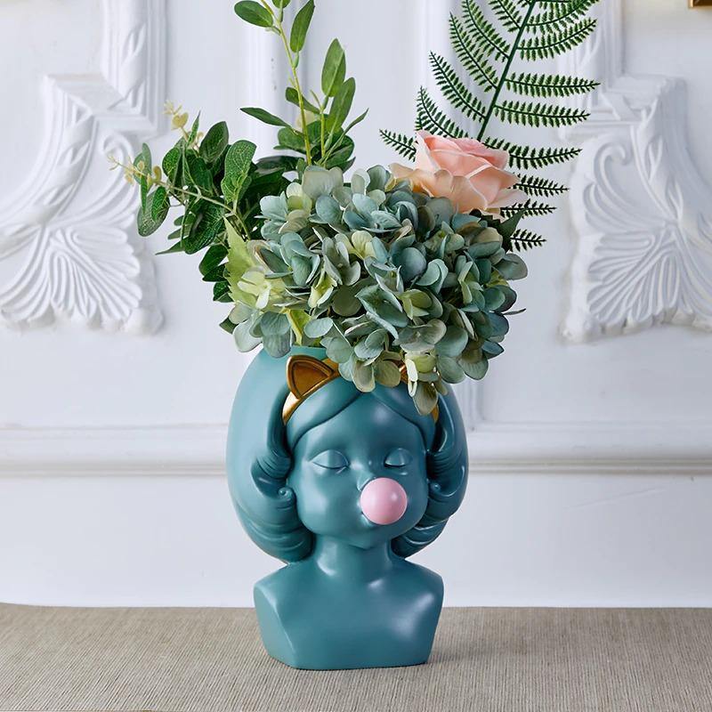 Urtepotte-vase med pigebuste og dyreører